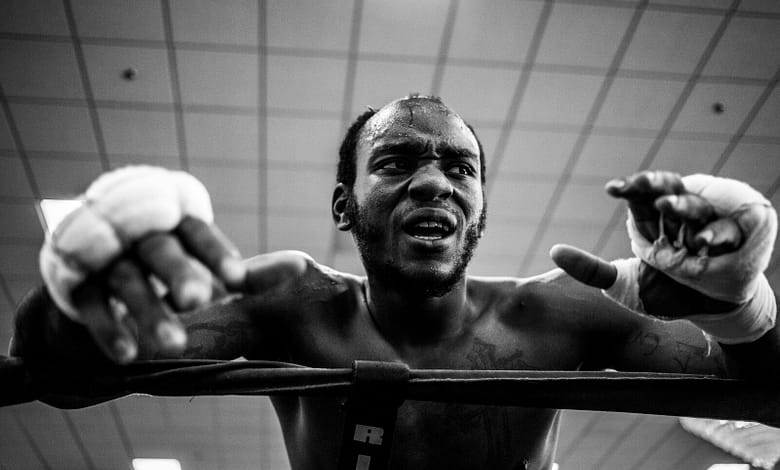 MMA en Guinée : comment la Banque Islamique a propulsé l’Africa Fight League sur le devant de la scène 1 grayscale photo of boxer