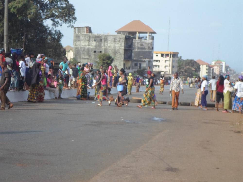 manifestation de femmes à cosa contre les responsables du marché