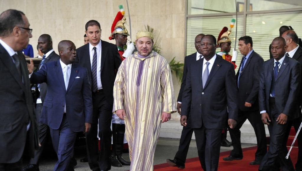 Le roi du Maroc, Mohammed VI, accueillit par le président ivoirien, Alassane Ouattara lors de son arrivée à Abidjan, le 30 mai 2015. © FP PHOTO / SIA KAMBOU