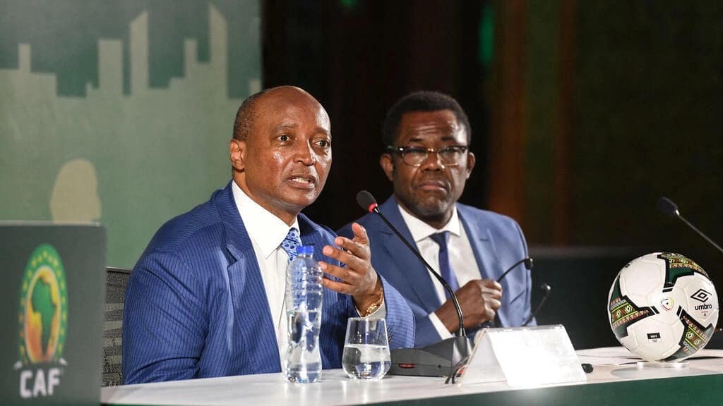 Le président de la CAF, Patrice Motsepe, en conférence de presse vendredi 26 novembre après l'Assemblée générale de la Confédération. © Ahmed Hasan, AFP