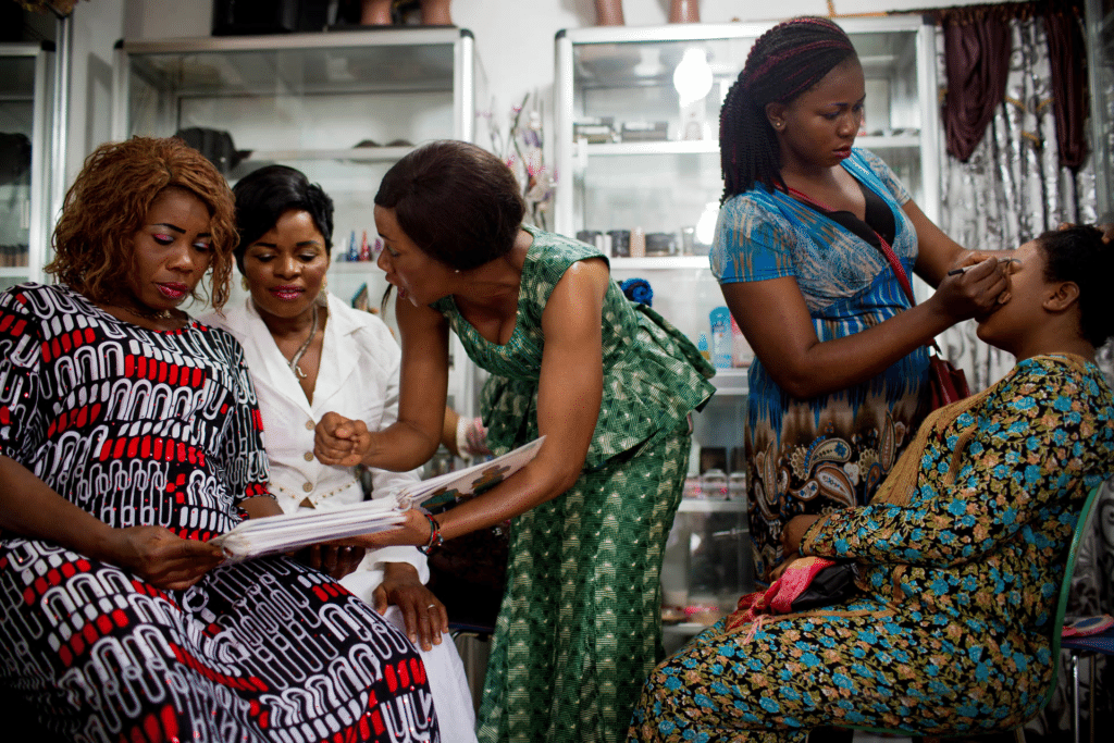 Les coiffeuses de Conakry dispensent des conseils sur les méthodes contraceptives à leurs clientes
