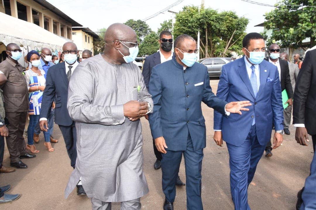 Mohamed Beavogui et le ministre de la santé étaient en visitent aujourd’hui à la Pharmacie Centrale de Guinée.