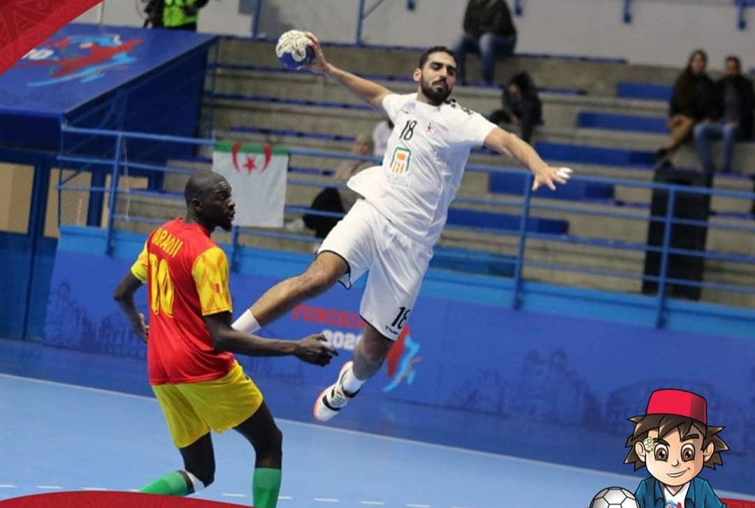 CAN 2020: Le Syli Handball n'a pas été ridicule face à l'Égypte Pour la première journée de la Coupe d'Afrique des Nations Seniors Hommes de Handball dans le groupe A, le Syli Handball de Guinée n'a pas été ridicule face à l'un des pays favoris de cette 24ème CAN de Handball Tunisie 2020. Renforcée par les champions du monde Junior de Handball, l'équipe nationale senior d'Égypte a fourni assez d'énergie pour s'imposer 39 à 22 devant la jeune équipe guinéenne qui découvre pour la première fois la phase finale d'une Coupe d'Afrique des Nations Seniors Hommes de Handball. Malgré cette défaite face à l'Égypte, la Guinée tentera de piéger la République Démocratique du Congo, ce vendredi 17 janvier 2020 à 15h00 temps universel.