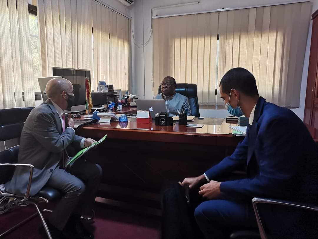PREMIÈRE VISITE DE TRAVAIL DU NOUVEAU CHEF DE COOPÉRATION ET PREMIER CONSEILLER DE LA DÉLÉGATION DE LA REPRÉSENTATION DE L’UNION EUROPÉENNE EN GUINÉE CHEZ LE MINISTRE D’ETAT, DE L’ENVIRONNEMENT DES EAUX ET FORETS.