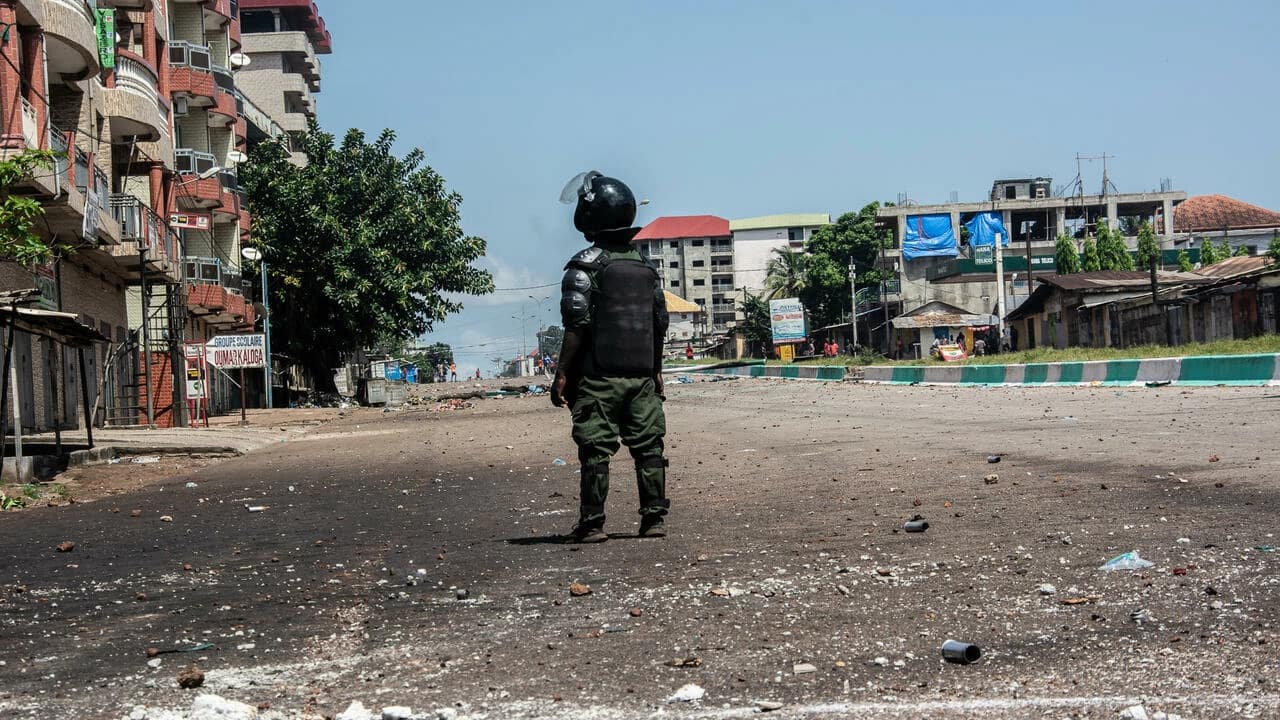 Un policier dans une rue de Conakry après des affrontements avec des manifestants le 24 octobre 2020 (photo d'illustration). RFI/Carol Valade