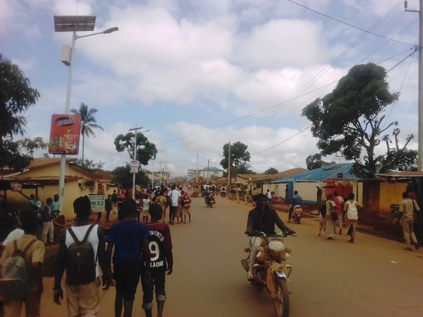 N'zérékoré : Manif des élèves pour réclamer le retour des enseignants en classe.