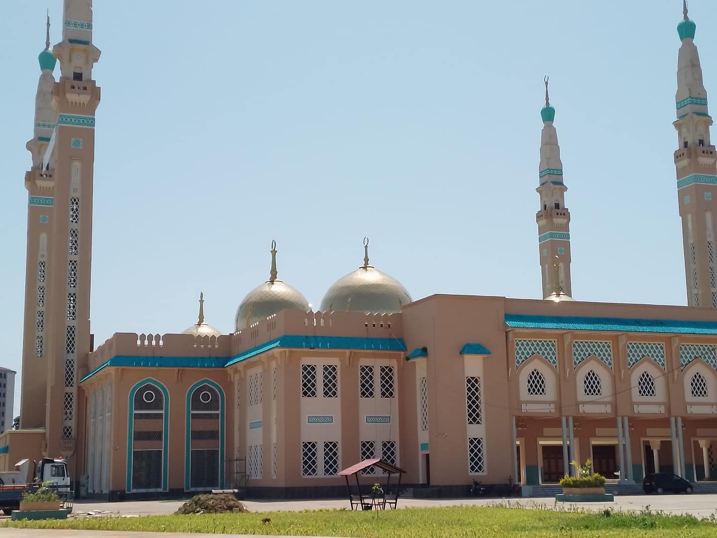 Fayçal ou « grande mosquée Fayçal de Conakry » est la plus grande mosquée de Guinée