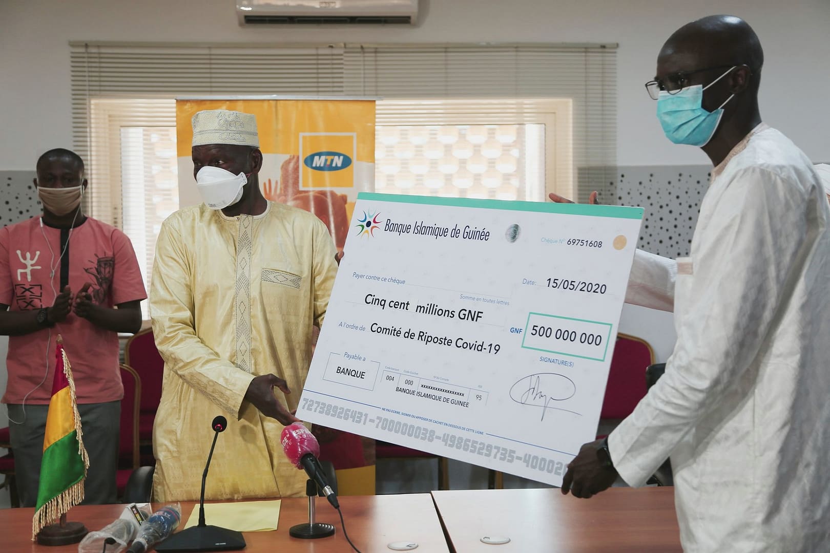 Le Fonds spécial de lutte contre le COVID-19 reçoit un don d’un milliard de Francs Guinéens.