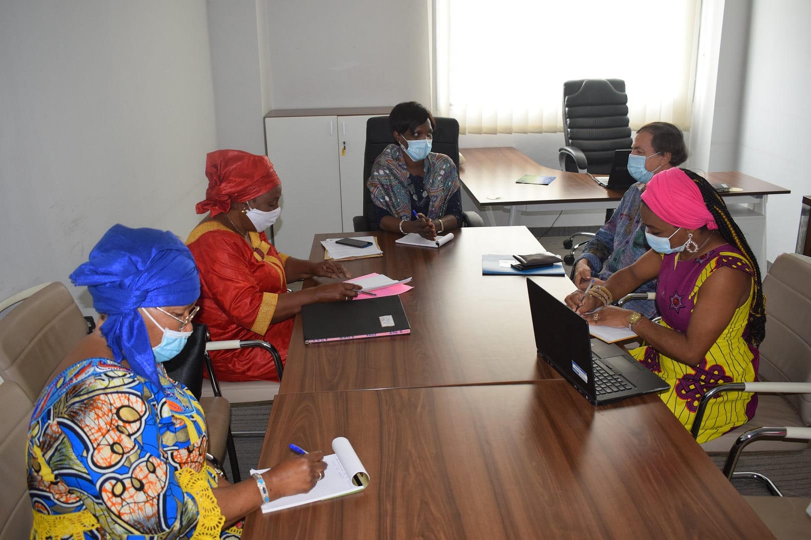 Mme Hawa Béavogui et le Représentant résident du PNUD, M. Luc-Joël Grégoire