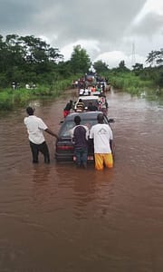 Le vieux pont de Wakawole envahi par les eaux