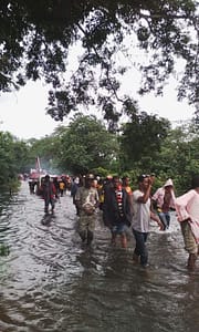 Le vieux pont de Wakawole envahi par les eaux