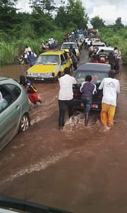 Le vieux pont de Wakawole envahi par les eaux