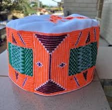 Le "POUTTO" Le bonnet symbolique de la communauté Hal-Poular de Guinée. 3 Le "POUTTO"