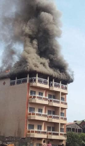 Un immeuble en feu sur la T8 à Conakry Guinee 1 IMG 2227