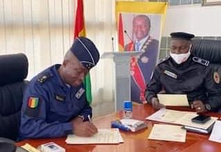 Guinée :Signature du Contrat d’Objectifs 2021 au Ministère de la Sécurité et de la Protection Civile. 11 Signature du Contrat d’Objectifs 2021 au Ministère de la Sécurité et de la Protection Civile.