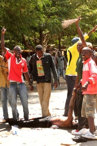 Des manifestants près du corps d'un des leurs tué le 6 juin 2016 par la police à Kisumu dans l'ouest du Kenya, pendant une manifestation menée par par la Coalition pour les réformes et pour la démocratie (CORD's) | AFP