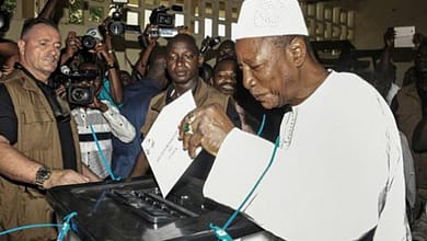 Présidentielle du 18 Octobre: renoncer c'est étaler le tapis rouge à la présidence à vie du PRAC. L'essentiel, c'est de le faire partir, y compris par les urnes... 1 Le Président Alpha Condé vote à présidentielle du 11 octobre 2015