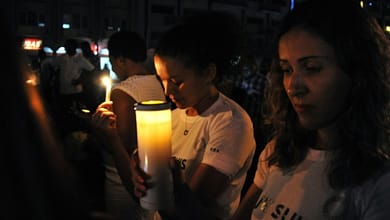 BURKINA: MARCHE SILENCIEUSE EN HOMMAGE AUX VICTIMES DE L'ATTAQUE DE OUAGADOUGOU 2 Marche silencieuse et veillée en hommage aux victimes de l'attaque jihadistes, le 23 janvier 2016 près de l'hôtel Splendid à Ouagadougou, au Burkina Faso | AFP | AHMED OUOBA