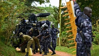 OUGANDA: L'OPPOSANT KIZZA BESIGYE UNE NOUVELLE FOIS ARRÊTÉ PAR LA POLICE (AFP) 5 La police ougandaise est stationnée devant le domicile du principal opposant en Ouganda, Kizza Besigye, le 21 février 2016 à Kampala | AFP | CARL DE SOUZA
