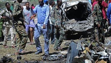 Somalie: au moins cinq morts dans l'explosion d'une voiture piégée 4 Des soldats somaliens sur le site de l'explosion d'une voiture piégée, le 11 avril 2016 à Mogadiscio | AFP | MOHAMED ABDIWAHAB