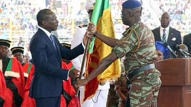 BÉNIN: DEUX CANDIDATS À LA PRÉSIDENTIELLE ENTRENT AU GOUVERNEMENT DE PATRICE TALON 7 Le nouveau président béninois Patrice Talon (g) prête serment au stade Charles-de-Gaulle à Porto-Novo le 6 avril 2016 | AFP/Archives | YANICK FOLLY