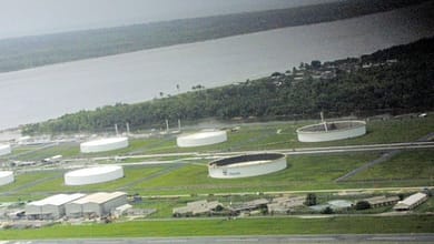 EXPLOSION PÉTROLIÈRE AU NIGERIA: CHEVRON PERD 35.000 BARILS/JOUR 7 Vue aérienne de tanks de storage de pétrole de Chevron, dans le delta du Niger, le 30 mars 2003 | AFP/Archives | PIUS UTOMI EKPEI