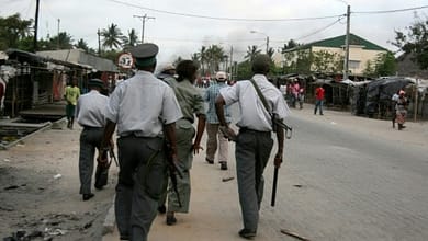 Mozambique: treize corps retrouvés dans le centre du pays 2 Patrouille de police à Beira au Mozambique le 16 novembre 2013 | AFP/Archives | MARIA CELESTE MAC'ARTHUR
