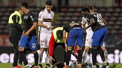 FOOT: MORT DU CAMEROUNAIS PATRICK EKENG APRÈS UN MALAISE SUR LE TERRAIN 3 Le Camerounais Patrick Ekeng (au sol) après un malaise lors du match entre son équipe le Dinamo Bucarest et le Viitorul Constanta, le 6 mai 2016 à Bucarest | AFP | STRINGER