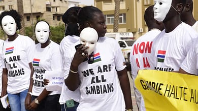 We are all Gambians 1 Une manifestation à Dakar pour condamner les atteintes aux droits de l'homme en Gambie, le 22 avril 2016. © SEYLLOU / AFP