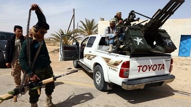 LIBYE: ENTRÉE DES FORCES ANTIJIHADISTES DANS SYRTE, FIEF DE L'EI 4 Photo du 16 mars 2015 montrant des membres des forces loyales au Parlement soutenu par les islamistes du Congrès national général (GNC) se préparant à donner l'assaut aux forces de l'Organisation de l'Etat islamique près de Syrte dans l'ouest du pays. | AFP/Archives | MAHMUD TURKIA