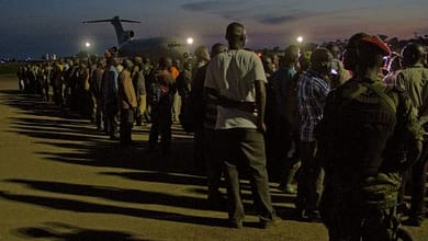 RÉPUBLIQUE DÉMOCRATIQUE DU CONGO: L'EX-RÉBELLION M23 DEMANDE UN NOUVEAU PROGRAMME DE DÉMOBILISATION 4 Des membres de l'ex-rébellion congolaise du M23 sur une base aérienne en Ouganda, dans l'attente d'être transportés en République démocratique du Congo,le 16 décembre 2014 | AFP/Archives | ISAAC KASAMANI