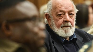 LE PÈRE DE REEVA STEENKAMP INSISTE POUR QUE PISTORIUS "PAIE POUR SON CRIME" 3 Barry Steenkamp, le père de Reeva, au tribunal de Pretoria le 13 juin 2016 | POOL/AFP | Phill Magakoe