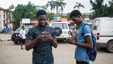 MALICE ET AUDACE POUR LE #POKEMON GO DANS LE CHAOS DE LAGOS 2 Des utilisateurs du jeux Pokemons à Lagos au Nigeria, le 14 juillet 2016 | AFP | STEFAN HEUNIS