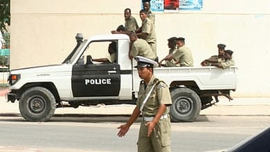 MAURITANIE : TROIS ANS DE PRISON POUR UN JOURNALISTE QUI AVAIT LANCÉ SA CHAUSSURE SUR UN MINISTRE 5 Des policiers mauritaniens patrouillent à Nouakchott en août 2008 | AFP/Archives | STR