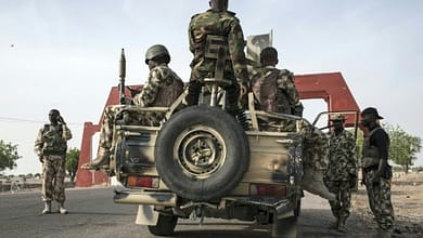 Nigeria: des anciens chefs de l'armée, objet d'une enquête pour corruption 5 Des soldats nigérians à Maiduguri dans le nord-est du pays le 25 mars 2016 | AFP/Archives | STEFAN HEUNIS