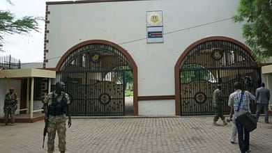 SOUDAN DU SUD: LES RELENTS DE LA MORT FLOTTENT SUR JUBA 3 Des soldats montent la garde devant l'entrée du palais présidentiel à Juba, couverte d'impacts de balles, le 15 juillet 2016 au Soudan du Sud | AFP | Peter MARTELL