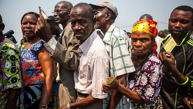 KINSHASA LANCE UNE CAMPAGNE DE MASSE CONTRE LA FIÈVRE JAUNE 7 Des gens font la queue pour être vaccinés contre la fièvre jaune à Kinshasa, le 20 juillet 2016 | AFP | Eduardo Soteras
