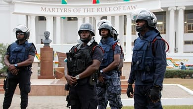 GHANA: UN PRÉSENTATEUR RADIO ET SES DEUX INVITÉS CONDAMNÉS 7 Des policiers montent la garde devant la Cour Suprême du Ghana, à Accra, le 29 août 2013 | AFP/Archives | Chris Stein