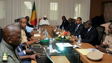 LE MALI REND HOMMAGE À SES 17 SOLDATS TUÉS ET OUVRE UNE ENQUÊTE SUR CE MEURTRE 7 Conseil de sécurité autour du président malien Ibrahim Boubacar Keita, le 19 juillet 2016 à Bamako, après l'attaque du camp de Nampala | AFP | HABIBOU KOUYATE