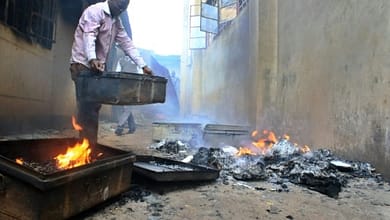 LES ÉCOLES BRÛLENT AU KENYA ET LE PAYS SE DEMANDE POURQUOI 2 Un étudiant tente de sauver ce qui peut l'être après l'incendie d'une école le 26 juin 2016 dans le district de Kisii | AFP/Archives