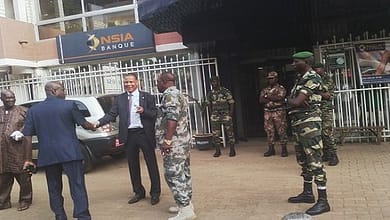 Mamadou Saliou Camara, après l’arrestation du Secrétaire Général de la #FESABAG Abdoulaye SOW, a indiqué que « tout à l’heure, nous allons rédiger un préavis de grève illimitée. 6 Abdoulaye-Sow-et-les-gouverneurs-de-la-BCRG