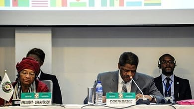 (déclaration finale) : La Cédéao donne son accord de principe pour l'adhésion du Maroc 2 La présidente du Liberia Ellen Johnson Sirleaf (G) et le président de la Cédéao Marcel De Souza (2-D) à Monrovia le 4 juin 2017 | AFP | Zoom DOSSO