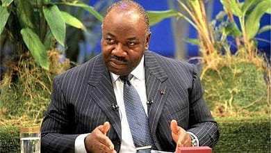 Gabon : Le « coup d'Etat » le plus bref au monde avorté 2 En marge du Sommet sur les océans qui se tient actuellement à New York aux Nations Unis, le chef de l’Etat gabonais, Ali Bongo Ondimba a reçu le prix Theodore Roosevelt, ce lundi 05 juin 2017, par l’ONG américaine, Wildlife Conservation Society (WCS). Selon le WCS, la remise de ce prix constitue une reconnaissance des efforts fournis ces dernières années par le chef de l’Etat et son pays, le Gabon, dans le domaine de la préservation de la nature. Autrement dit, ce prix vient marquer un couronnement dans la stratégie mise en place par les autorités gabonaises pour le développement durable. Lors de son allocution aux Nations unies ce lundi 05 juin, le chef de l’Etat gabonais a annoncé la création de 20 aires protégées à savoir, 9 parcs marins destinés à la conservation et la protection et 11 réserves aquatiques. Ce qui représente près de 26% du territoire marin du Gabon, et partant la plus grande aire protégée marine d’Afrique. Après son espace terrestre, le Gabon se lance donc dans la préservation de son espace maritime. Lors de la remise du prix, Cristian Samper, président de WCS n’a pas manqué de rendre hommage à cette politique. « Vous avez surpris le monde en créant le plus réseau d’aires aquatiques protégées en Afrique. Un effort significatif pour protéger un héritage légué par l’océan, dans l’intérêt des générations actuelles et futures. …», a-t-il déclaré au président gabonais. Le prix Theodore Roosevelt, du nom de l’ancien président américain, récompense les chefs d’Etat qui s’illustrent par des décisions fortes, en faveur de la conservation des espèces naturelles et des espaces naturels.