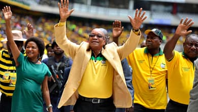 L'insubmersible Jacob Zuma a fini par couler 3 South Africa's President Zuma greets his supporters as he arrives for the launch of his party's election manifesto in Nelspruit