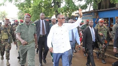 Il est encore tant de renoncer et de se rallier au Front National pour la Défense de la Constitution . 4 Alpha conde dans les rues de kaloum Conakry