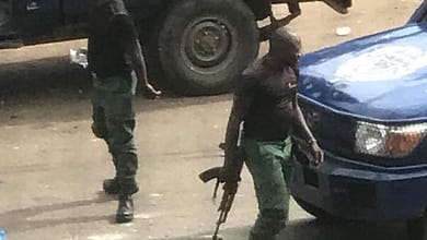 Afrique :Les guerres, on les fait pourquoi? parce qu'il n'y a pas de démocratie. 9 Des policiers de la BAC avec des armes des guerres