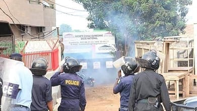 Importante circulaire du Directeur Général de la Police Nationale. Elle instruit notamment " aux agents constatant la violation des mesures de lutte contre les épidémies par les tenanciers des lieux de loisirs 6 Manifestation police amoulanfe