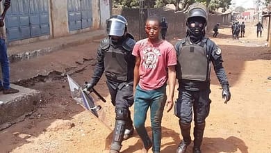 Le peuple de Guinée mérite mieux ! Par Adama Garanké DIALLO 6 Un manifestant guinéen arrêter par des policier à Conakry