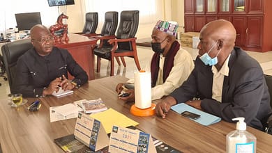 Désencombrement des emprises à travers la ville Tos CAMARA, a rencontré les chefs de quartier des zones prévues à Matoto 5 le Maire de commune de Matoto, M. Mamadouba Tos CAMARA
