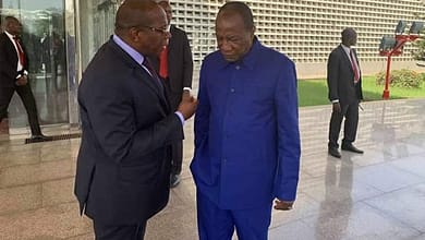 Il faut le courage pour soigner une administration qui empêche le progrès. 1 Alpha Condé et son Premier Ministre Kassory Fofana au palais Sekoutoureyah